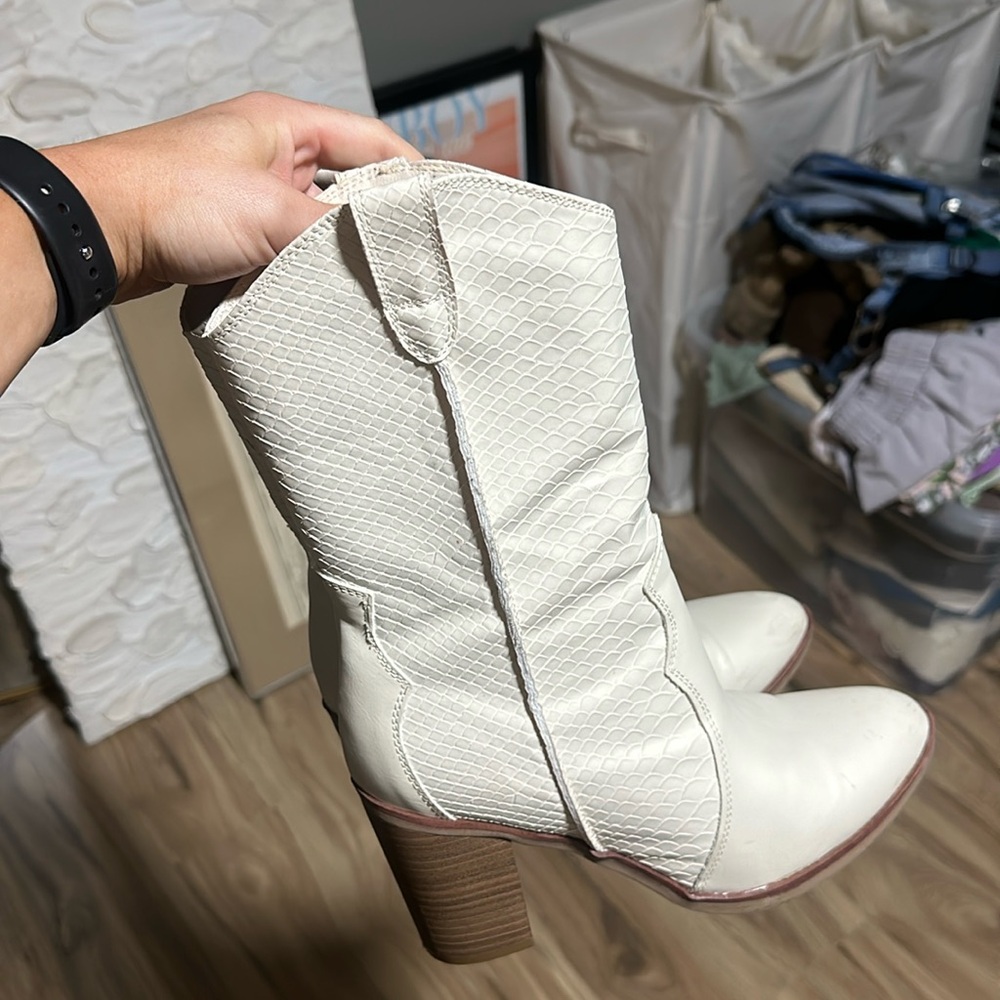 Altard state MIA white cowgirl boots size 7